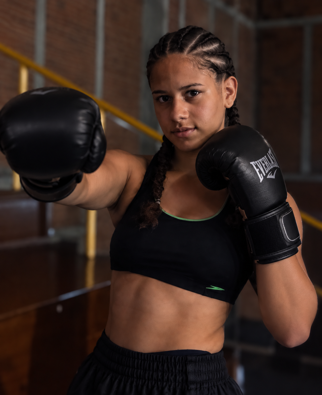 Bárbara em pose de boxe com luvas de treino